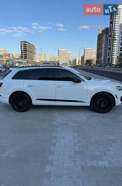 Позашляховик / Кросовер Audi Q7 2019 в 