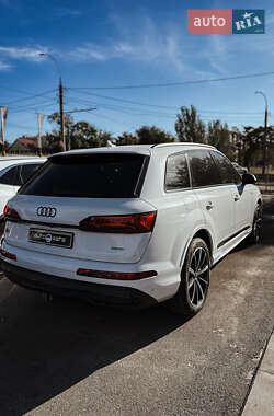 Позашляховик / Кросовер Audi Q7 2020 в 