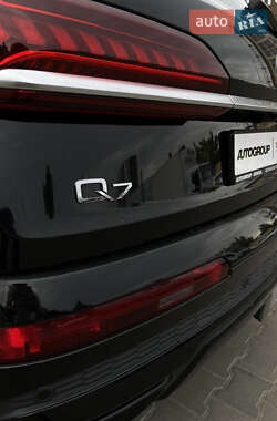 Позашляховик / Кросовер Audi Q7 2021 в 