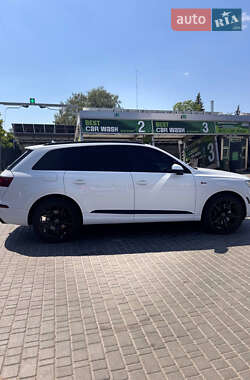 Позашляховик / Кросовер Audi Q7 2017 в 