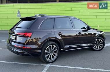 Позашляховик / Кросовер Audi Q7 2022 в 
