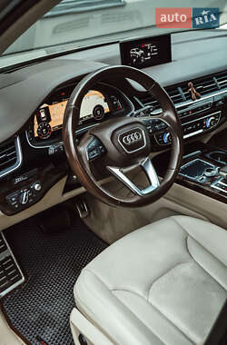 Внедорожник / Кроссовер Audi Q7 2016 в 