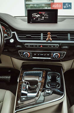 Внедорожник / Кроссовер Audi Q7 2016 в 