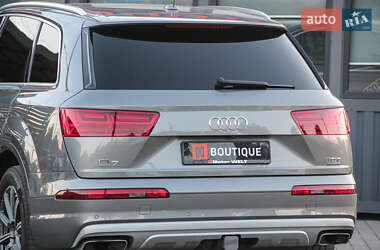 Внедорожник / Кроссовер Audi Q7 2016 в 