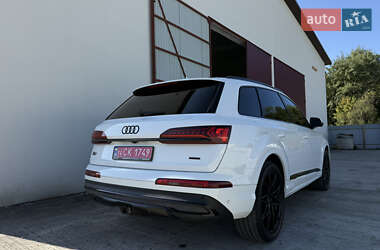 Позашляховик / Кросовер Audi Q7 2020 в 