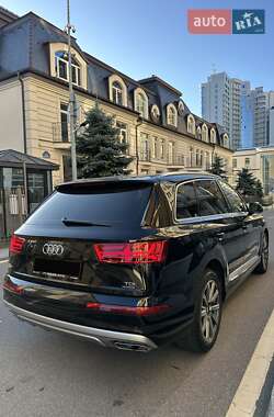 Позашляховик / Кросовер Audi Q7 2018 в 