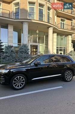 Позашляховик / Кросовер Audi Q7 2018 в 