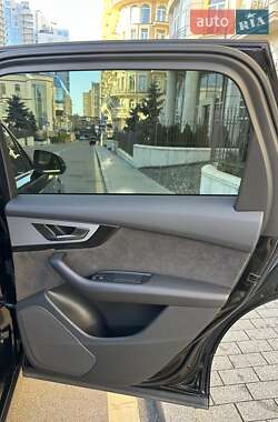 Позашляховик / Кросовер Audi Q7 2018 в 