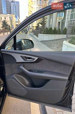 Позашляховик / Кросовер Audi Q7 2018 в 