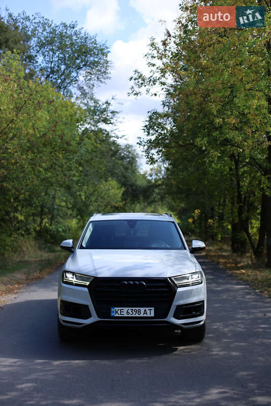 Внедорожник / Кроссовер Audi Q7 2018 в 