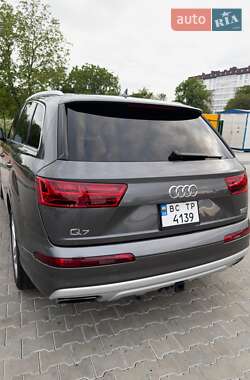 Позашляховик / Кросовер Audi Q7 2018 в 