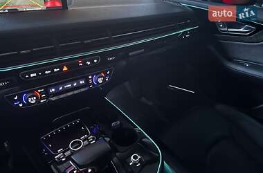 Позашляховик / Кросовер Audi Q7 2018 в 