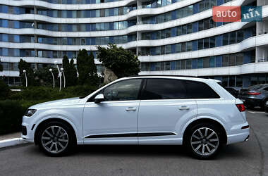 Внедорожник / Кроссовер Audi Q7 2016 в 