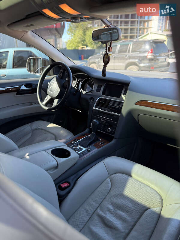 Позашляховик / Кросовер Audi Q7 2010 в Чернівцях