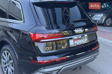 Позашляховик / Кросовер Audi Q7 2019 в 