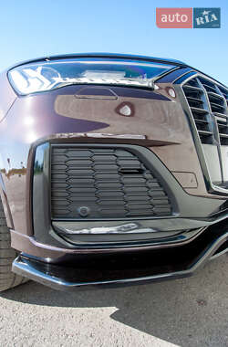 Позашляховик / Кросовер Audi Q7 2021 в 