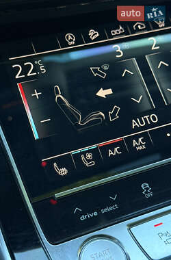 Позашляховик / Кросовер Audi Q7 2020 в 