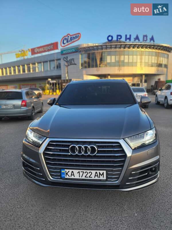 Позашляховик / Кросовер Audi Q7 2015 в 