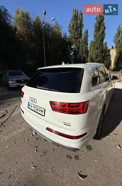 Позашляховик / Кросовер Audi Q7 2016 в 