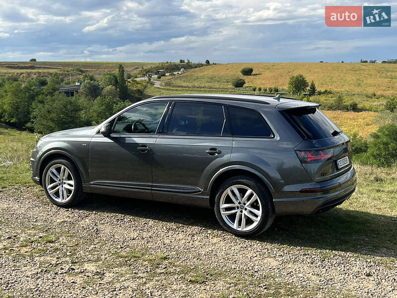 Внедорожник / Кроссовер Audi Q7 2017 в 