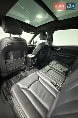 Позашляховик / Кросовер Audi Q7 2018 в 