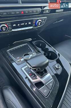 Позашляховик / Кросовер Audi Q7 2018 в 