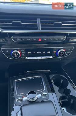 Позашляховик / Кросовер Audi Q7 2018 в 