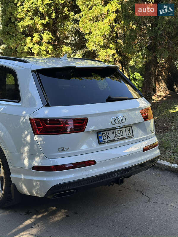 Позашляховик / Кросовер Audi Q7 2017 в Рівному