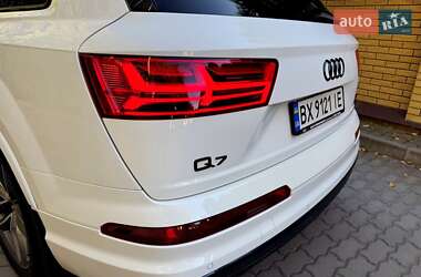 Внедорожник / Кроссовер Audi Q7 2017 в 