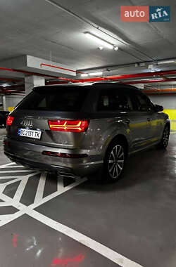 Позашляховик / Кросовер Audi Q7 2017 в 