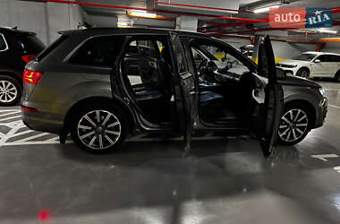 Позашляховик / Кросовер Audi Q7 2017 в 