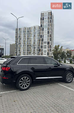 Позашляховик / Кросовер Audi Q7 2018 в 