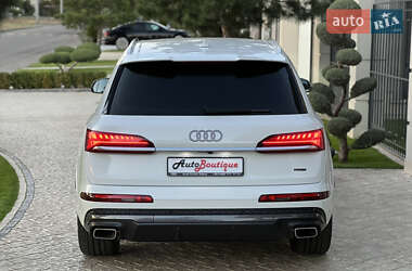 Позашляховик / Кросовер Audi Q7 2025 в 