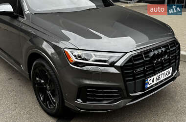 Позашляховик / Кросовер Audi Q7 2021 в 