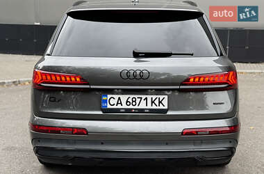 Позашляховик / Кросовер Audi Q7 2021 в 
