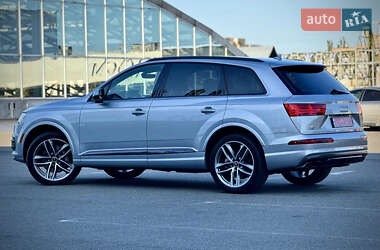 Позашляховик / Кросовер Audi Q7 2017 в 