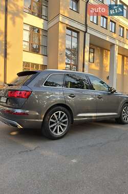 Позашляховик / Кросовер Audi Q7 2018 в 