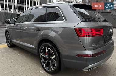 Внедорожник / Кроссовер Audi Q7 2016 в 