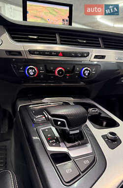Позашляховик / Кросовер Audi Q7 2015 в 