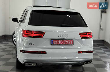 Позашляховик / Кросовер Audi Q7 2018 в 