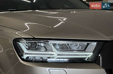 Позашляховик / Кросовер Audi Q7 2018 в 