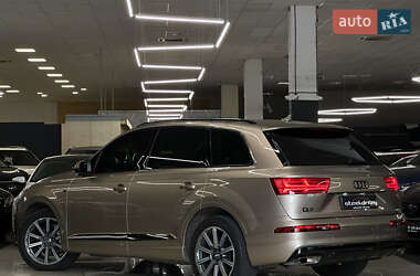 Позашляховик / Кросовер Audi Q7 2018 в 