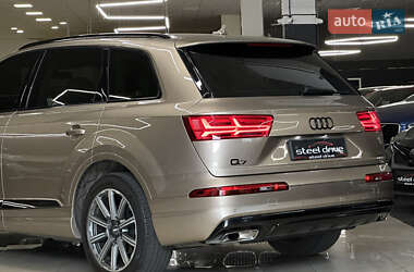 Позашляховик / Кросовер Audi Q7 2018 в 