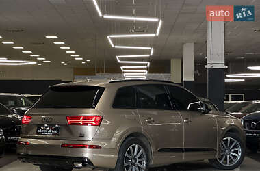 Позашляховик / Кросовер Audi Q7 2018 в 