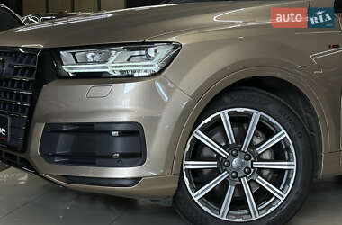Позашляховик / Кросовер Audi Q7 2018 в 