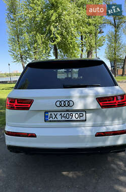 Позашляховик / Кросовер Audi Q7 2018 в 
