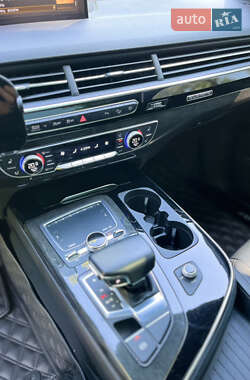 Позашляховик / Кросовер Audi Q7 2018 в 