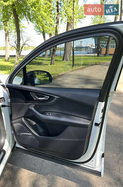 Позашляховик / Кросовер Audi Q7 2018 в 
