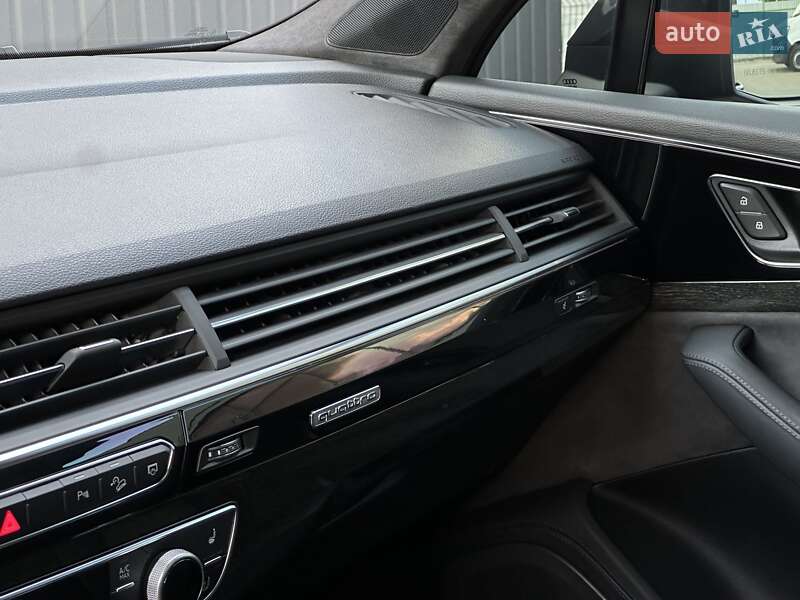 Позашляховик / Кросовер Audi Q7 2017 в Мукачевому