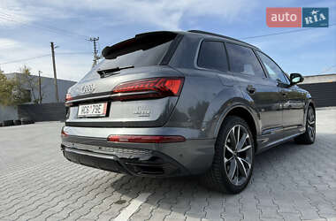 Позашляховик / Кросовер Audi Q7 2021 в 